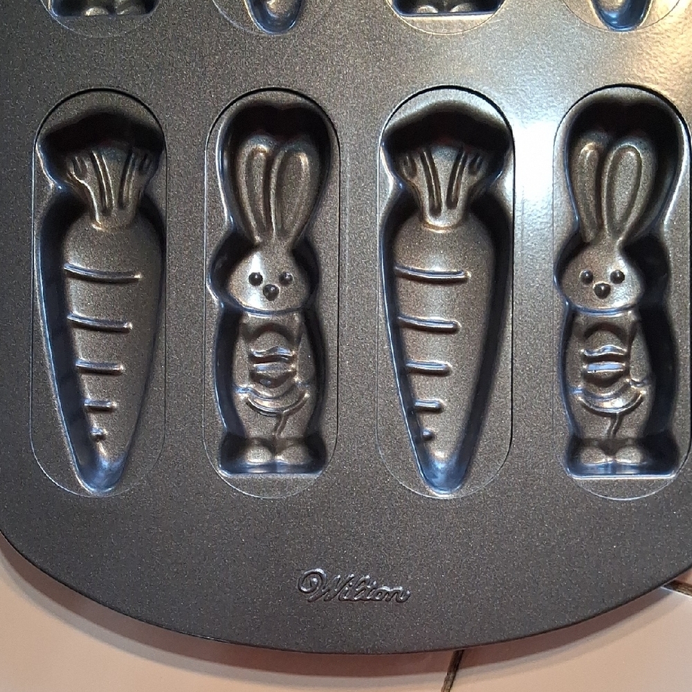 Wilton Silver Bunny & Carrot Mini Nonstick Cake Pan Set Of 2. - Picture 5 of 10